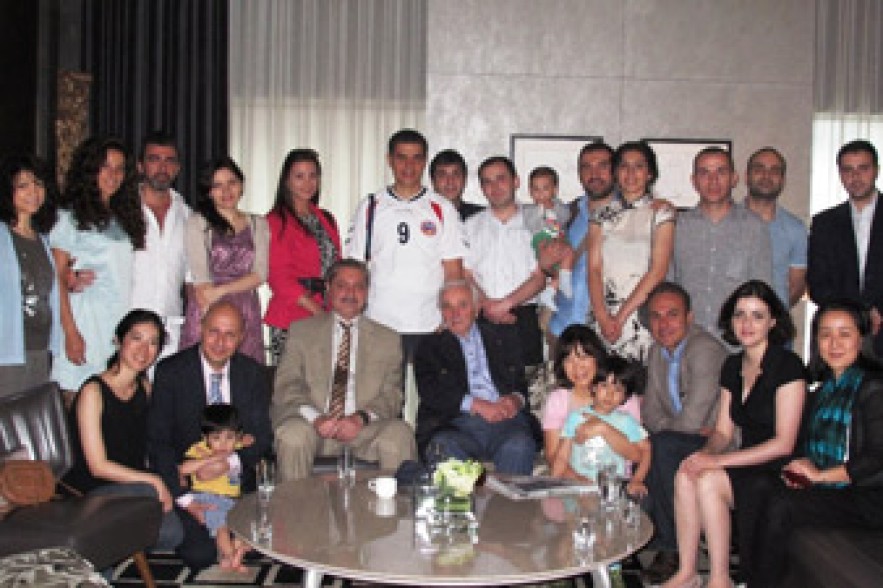 Charles Aznavour met Armenians in Shanghai