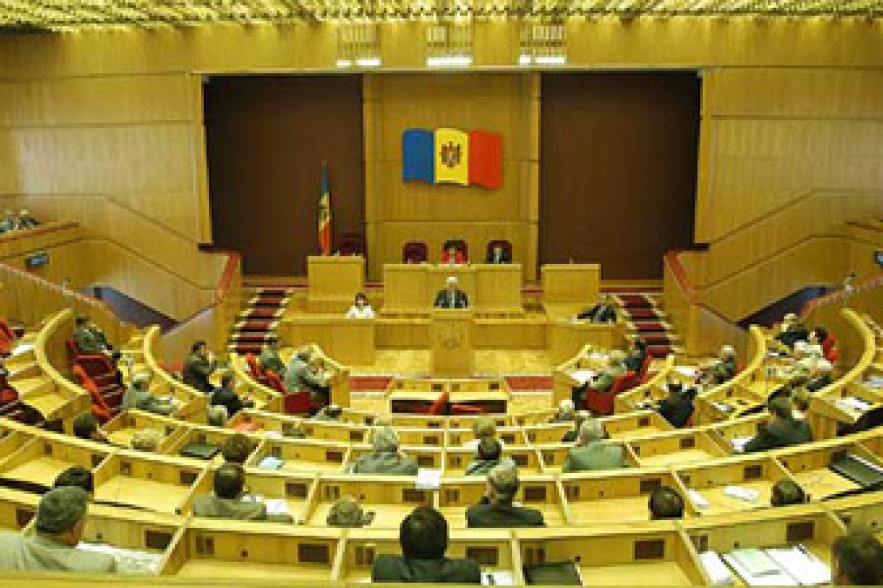 Парламент Молдовы ввел запрет на коммунистическую символику 