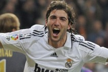 Real Madrid in talks with Higuain over improved deal until 2018
