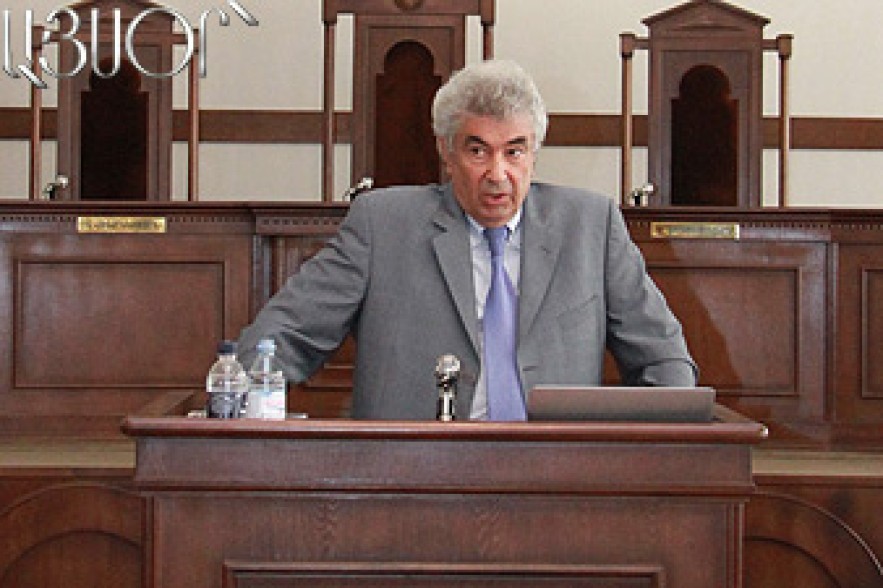 Դեսպանը ՍԴ նախագահին հատուկ ժողովածու է նվիրել 