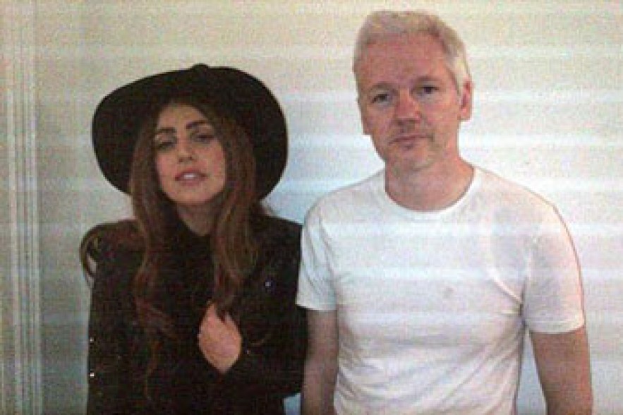 Lady Gaga навестила Джулиана Ассанжа в посольстве Эквадора 