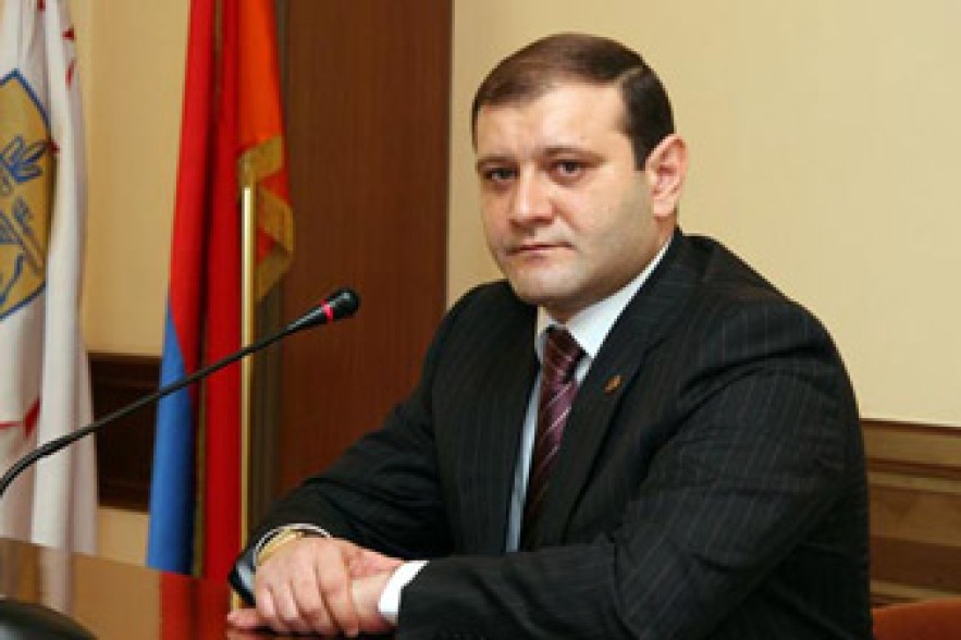 Երևանի քաղաքապետը`«Նայիր աշխարհին իմ գույներով» ցուցահանդեսին