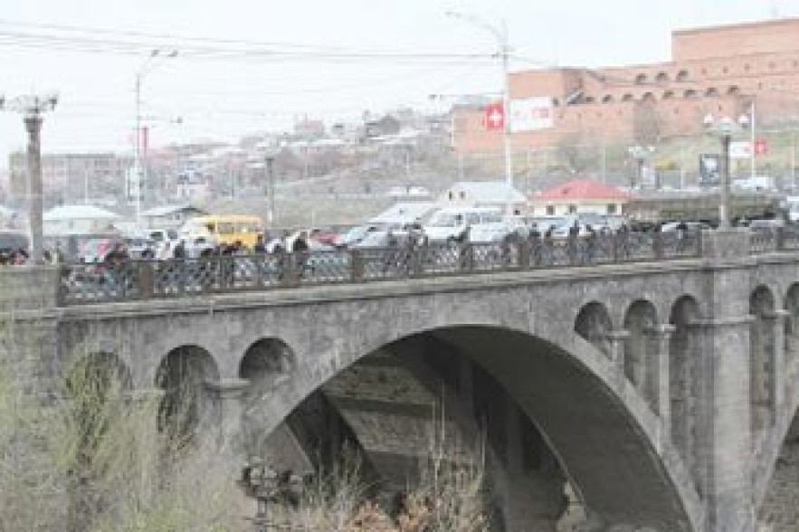 Под Киевским мостом обнаружено тело человека 