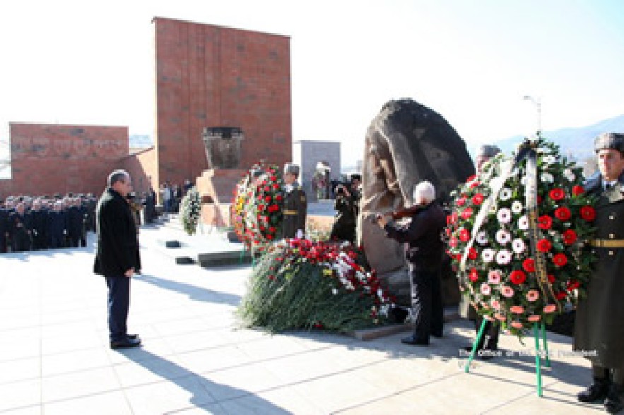 Bako Sahakyan laid flowers to monument of earthquake victims