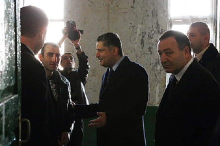 Жители двух аварийных зданий в Армавире получили квартиры 
