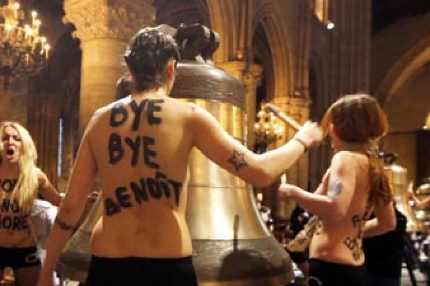 «Пока, Бенедикт!». Активистки Femen обнажились в честь ухода Папы в Париже