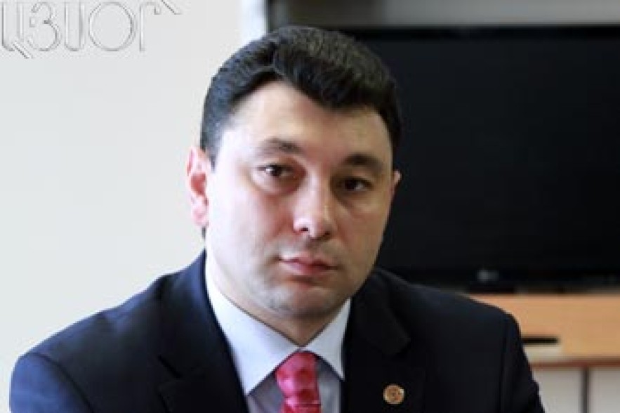 Sharmazanov meets Greek ambassador 