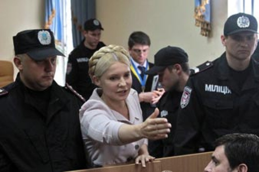 Экс-премьера Украины Ю. Тимошенко оштрафовали на $200 за неуважение к суду