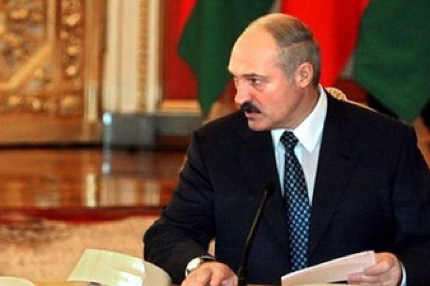 Президент Беларуси А.Лукашенко поклялся, что не будет передавать власть род