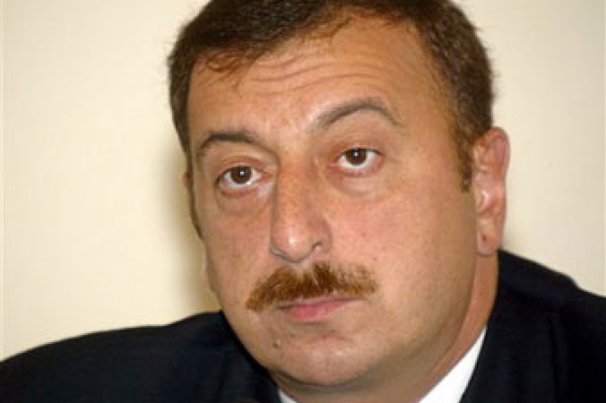 Ильхам Алиев выступил перед переселенцами. Позже они провели акцию протеста