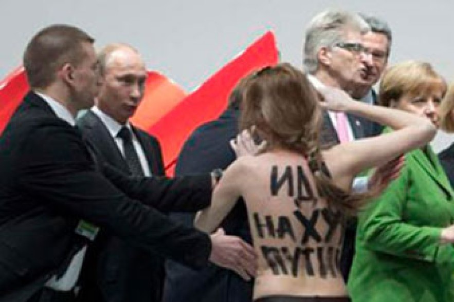 Президенту России В.Путину понравилась посвященная ему голая акция FEMEN