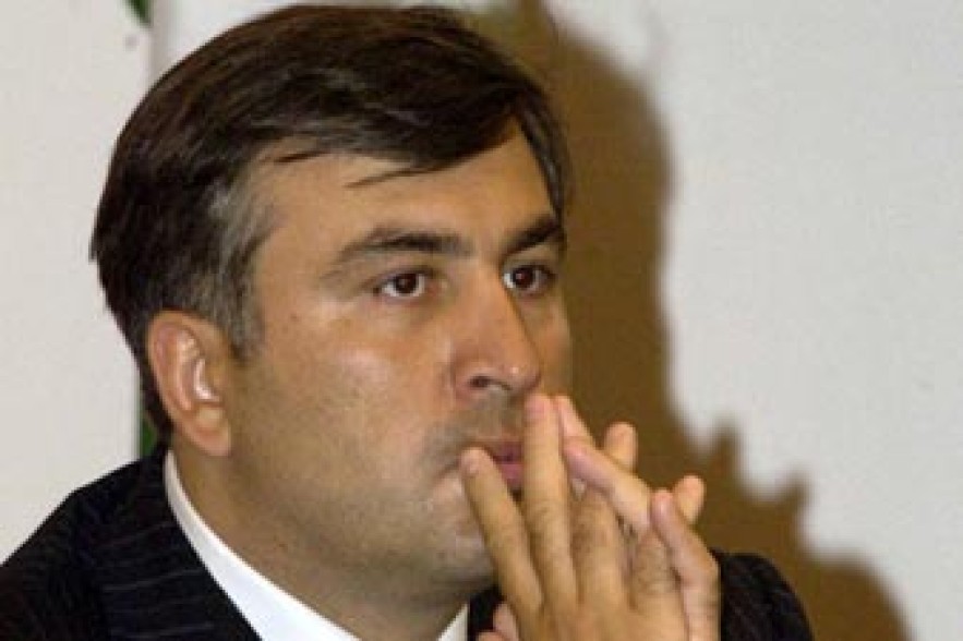 Президент Грузии Михаил Саакашвили упал с велосипеда, сломав руку 
