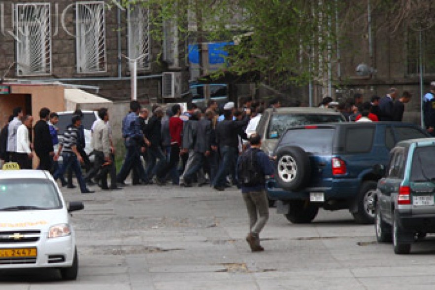 Police halt Hovannisian’s march towards presidential residence 
