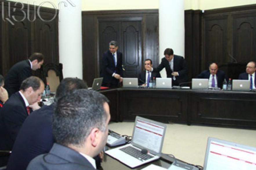 President signs decree about government’s resignation 