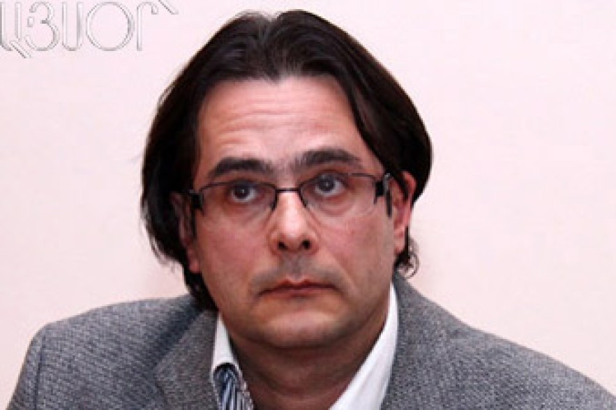 Андреас Гукасян проводит сидячую акцию протеста на ул. Баграмяна