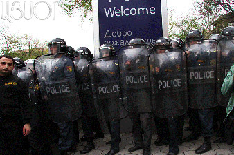 Police give demonstrators 15 minutes to leave area 