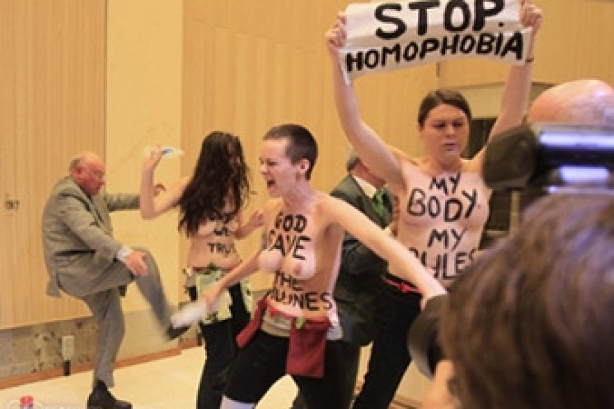 Активистки FEMEN поддержали гей-браки, облив водой главу католиков Бельгии