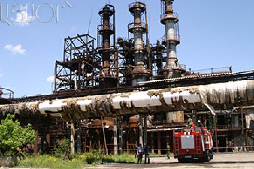Nairit workers protest outside Armenian government 