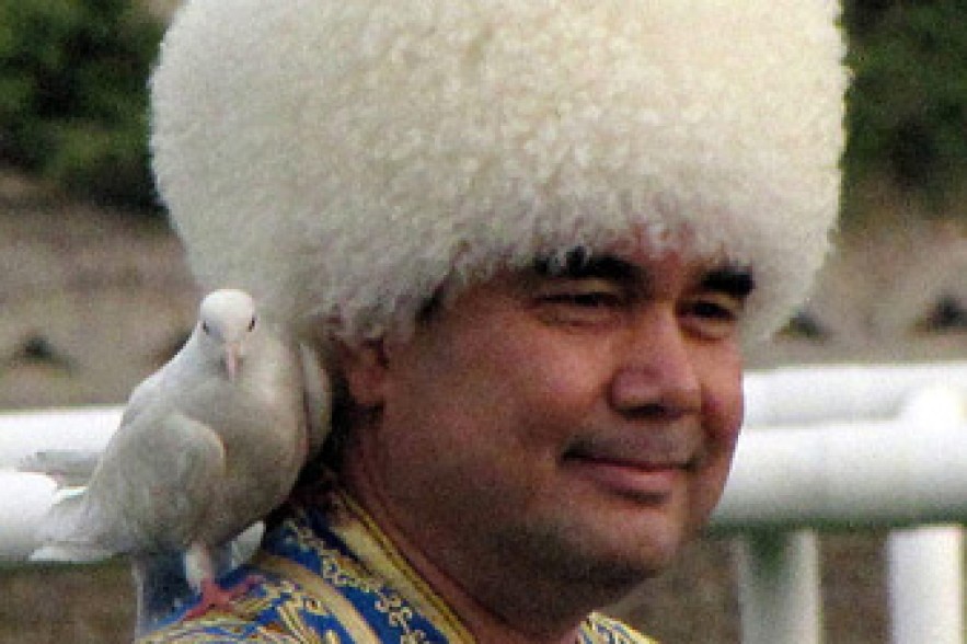 Победивший на скачках президент Туркмении на финише упал с лошади