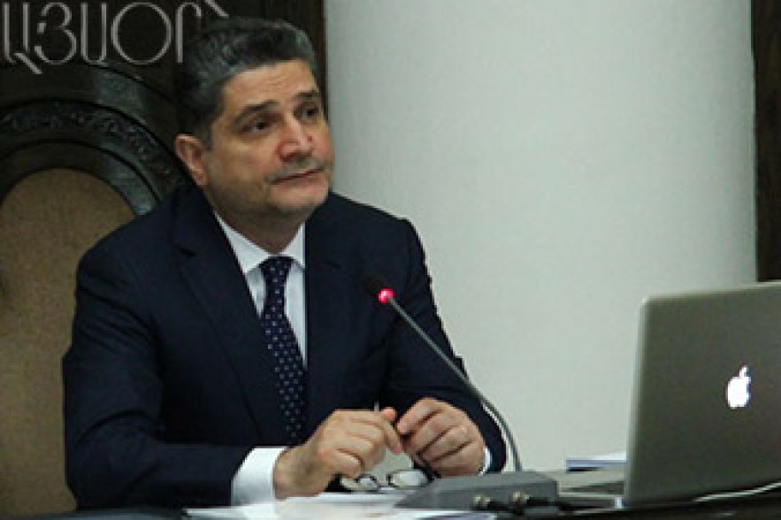 Prime minister introduces newly-appointed ministers to staff 