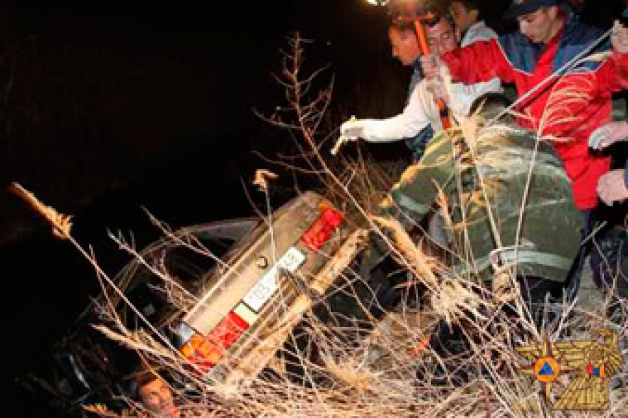 Car on Vedi-Sisavan highway falls into canal 