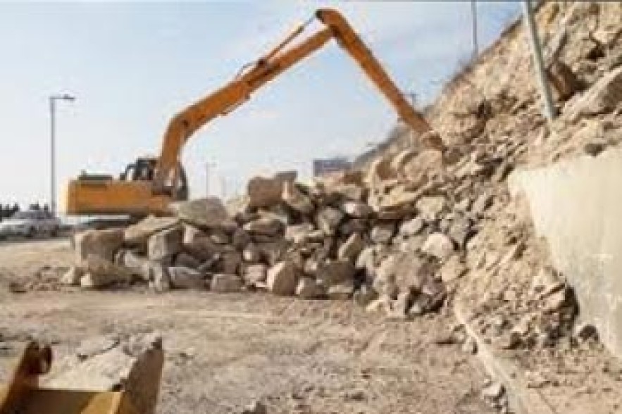 В Армении кусок скалы упал на экскаватор, водитель погиб