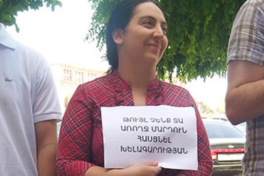 Բոլորս խենթ ենք, մեզ էլ հոգեբուժարան տարեք. Ակցիա Կառավարության դիմաց