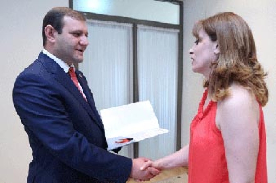 Mayor hands new apartment keys to art workers