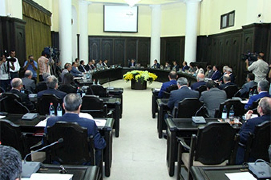 Prime minister displeased with work of mid-level staff of ministries 