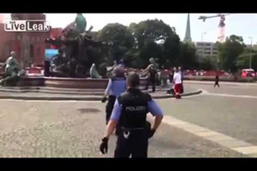 В центре Берлина полицейский вынужденно застрелил голого молодого мужчину