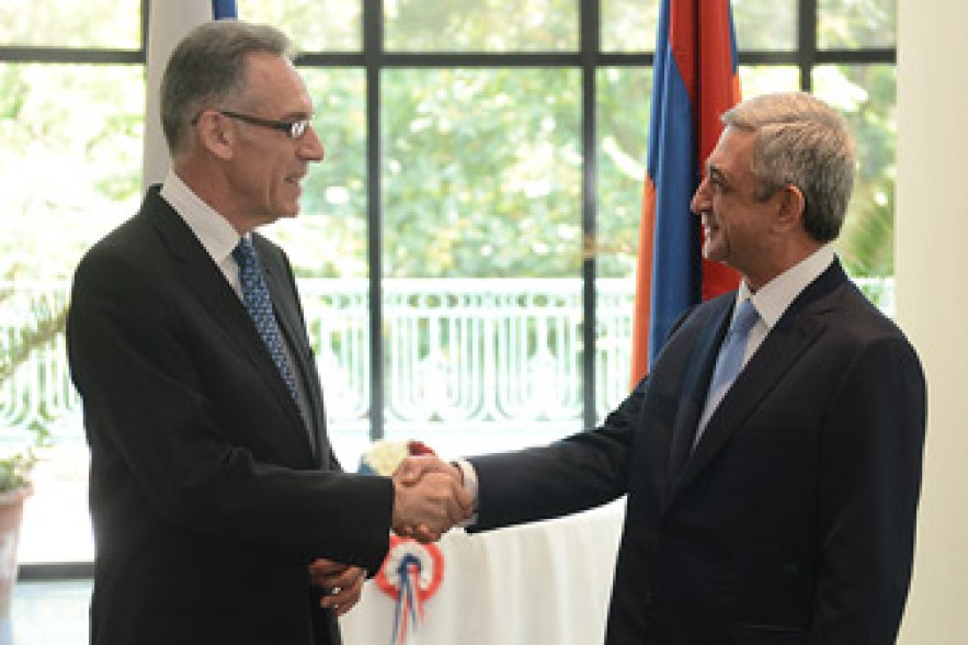 Armenian president congratulates Francois Hollande on national holiday 