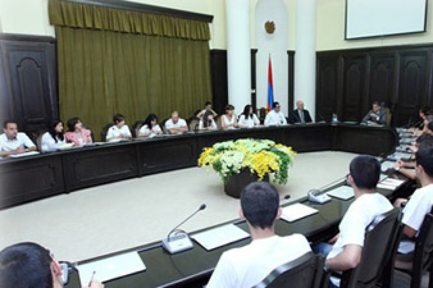 Prime Minister meets with scholars of Luys Foundation 