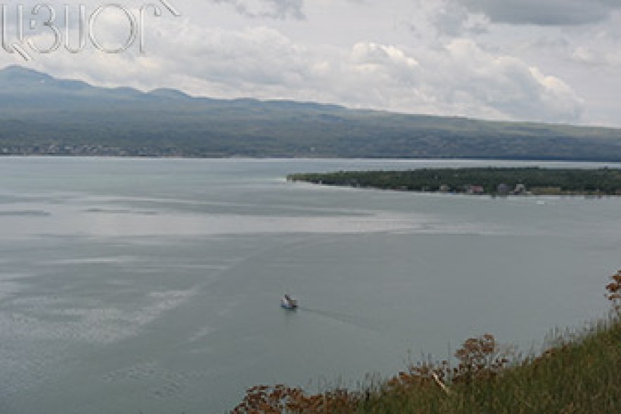 Car falls into Lake Sevan 