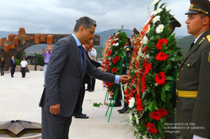 Prime minister pays tribute to memory of fallen azatamartiks  