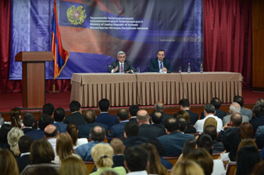 ՀՀ Նախագահը հանդիպել է Արդարադատության նախարարության աշխատակազմի հետ