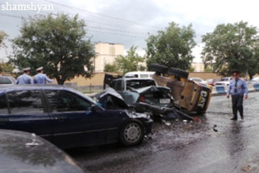 Traffic comes to standstill after 4 cars collide in Yerevan 
