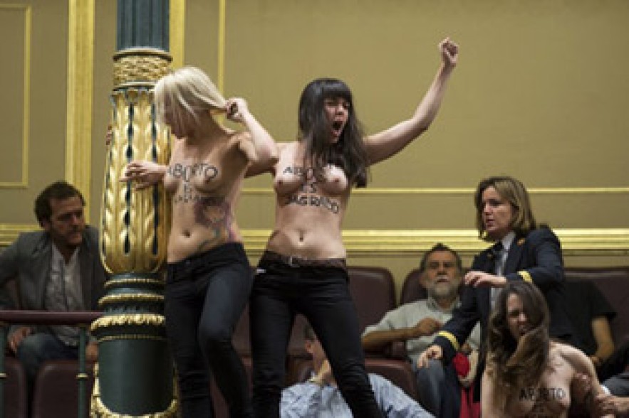 Активистки FEMEN устроили акцию протеста в парламенте Испании