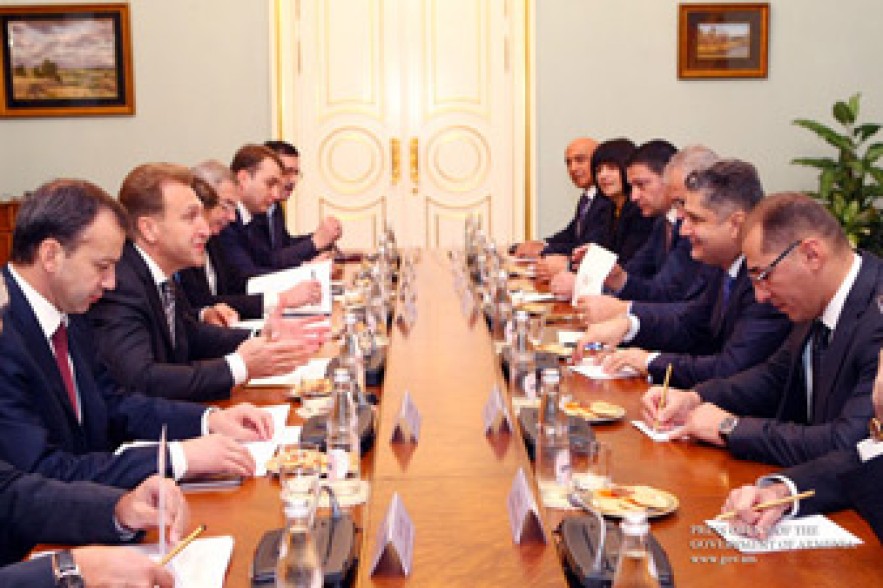 Armenian prime minister meets high-ranking officials in Moscow 	