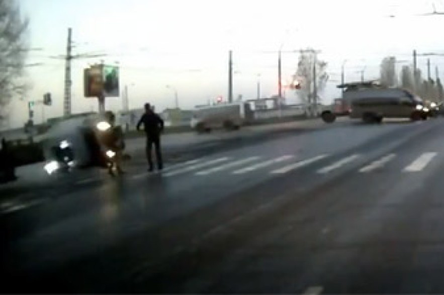 Ուլյանովսկում հղի կինը վթարի հետևանքով դուրս է թռել մեքենայից (Տեսանյութ)