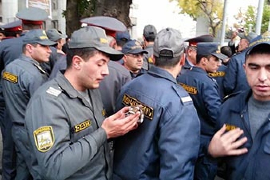 В ходе столкновений в центре Еревана полицейский получил ножевое ранение