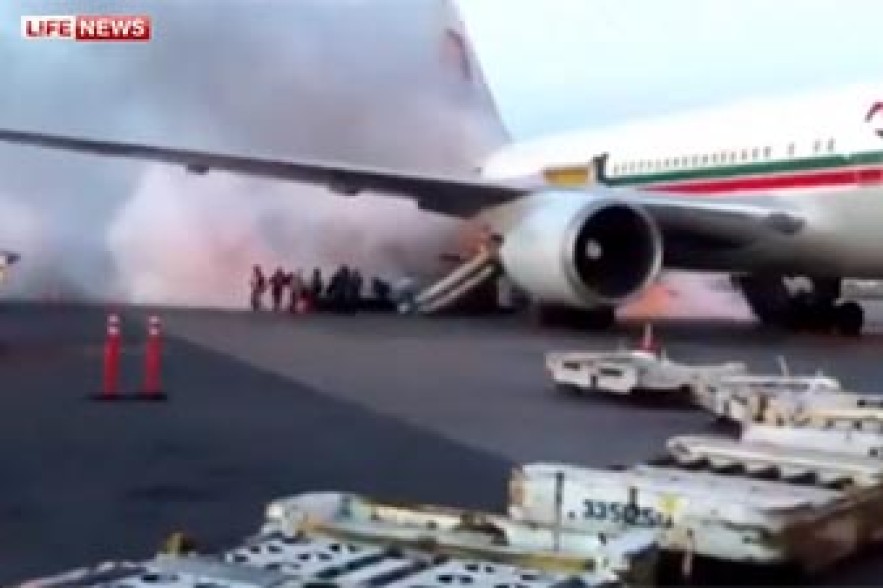 Очевидцы сняли на видео пожар на борту боинга с 250 пассажирами
