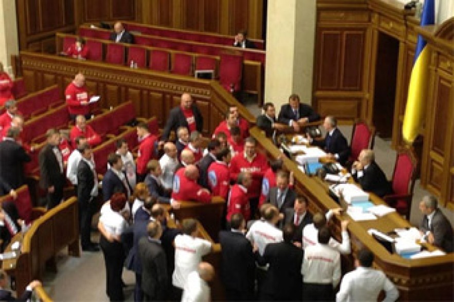 Украинская оппозиция заблокировала трибуну и президиум Верховной Рады