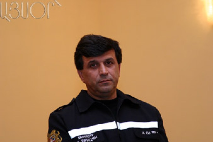 Minister of emergency situations holds consultation 