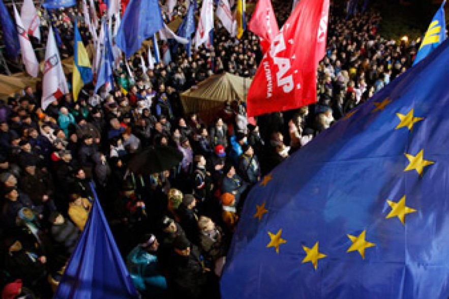 Митингующие в центре Киева захватили микроавтобус СБУ 