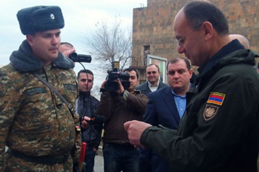 Seyran Ohanian visits posts in southwestern border zone 