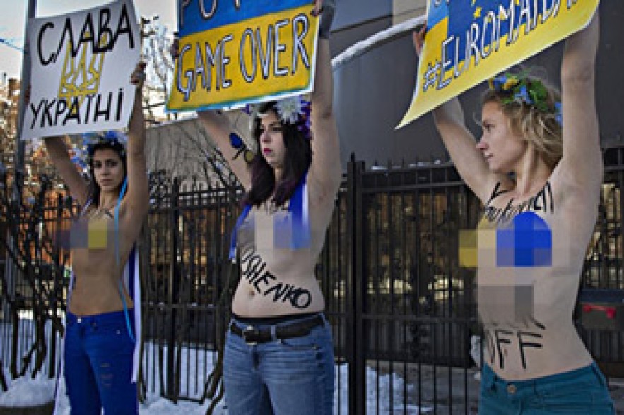 Активистки Femen устроили акцию перед крупнейшим борделем Германии