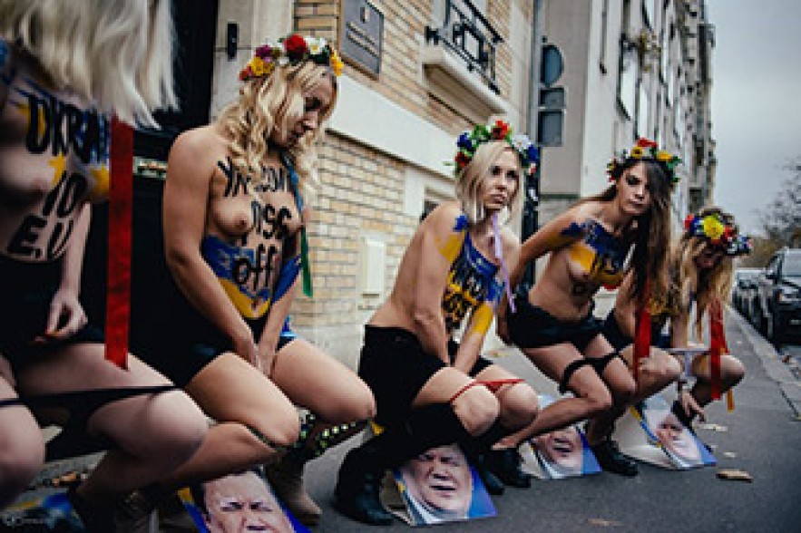 Femen-ի ակտիվիստները միզել են Յանուկովիչի լուսանկարի վրա. Լուսանկարներ