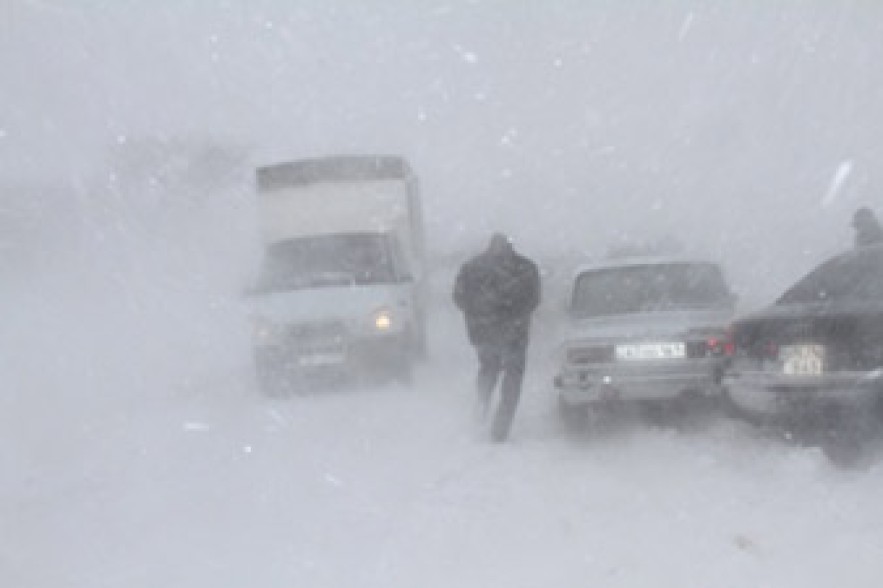 Քուչակ-Ապարան ճանապարհին ավտոմեքենան արգելափակվել է ձյան մեջ