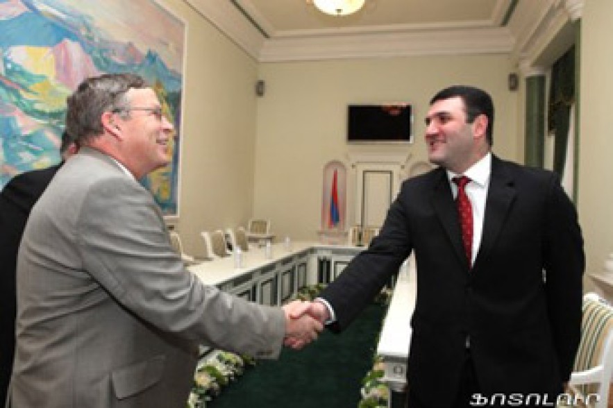 Կոստանյանը Հեֆերնի հետ անդրադարձել է Ս. Խաչատրյանի տան մոտ տեղի ունեցածին