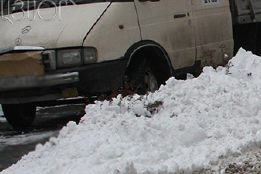 Minibus with 8 passengers stuck in snow 
